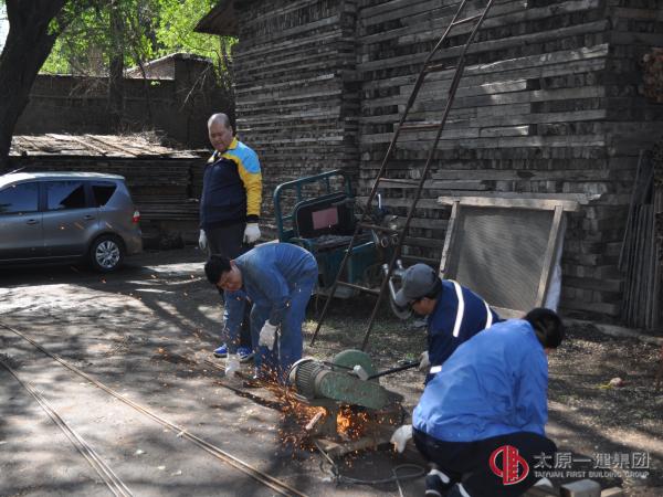 太原一建集团劲松路办公楼安装防护栏